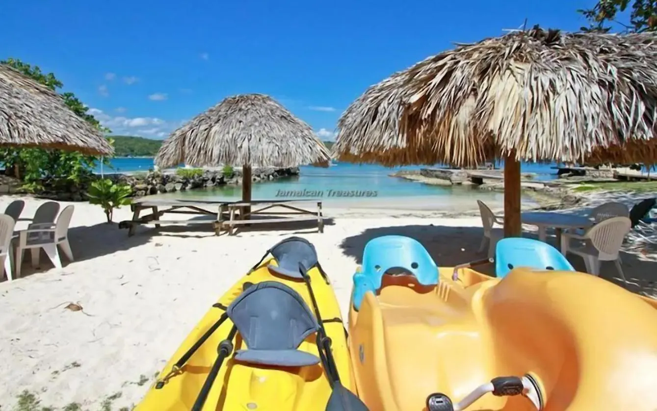 Coral Cove- Beachfront 5Bedroom Villa With Private Pool location